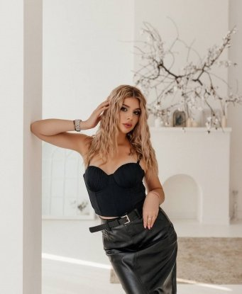 Прекрасно осознаю себя в искусстве удовлетворения мужских желаний. У меня есть все, чтобы сделать наше свидание незабываемым 🌟.
Мои услуги включают классический и эротический массаж, глубокий минет, горячие ласки и многое другое. Я гарантирую полное удовлетворение и настоящее наслаждение от встречи со мной. 💋
Натуральная красота и утонченность - вот мои главные преимущества. Мои фото абсолютно реальны и интимные свидания со мной запомнятся на всю жизнь. 📸
Я живу в центре Москвы, и готова принять тебя в своей уютной квартире. Также возможны встречи у вас или в гостинице. Со мной ты будешь ощущать себя особенным и желанным мужчиной. ✨
Доверься мне и дай себе шанс окунуться в мир наслаждения и страсти. Жду твоего звонка! 26, 22 года