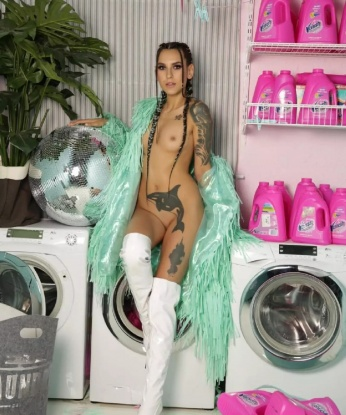 Раскрепощенная красотка с шикарной фигурой ждет в гости щедрого мужчину для развлечений на высоком уровне. Обещаю, удовлетворю все твои желания и фантазии! 1556, 25 лет